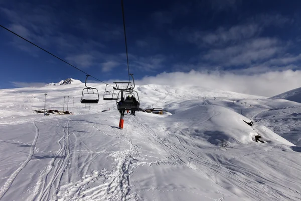 Chair-lift and off-piste slope in sun day — Stock Photo, Image