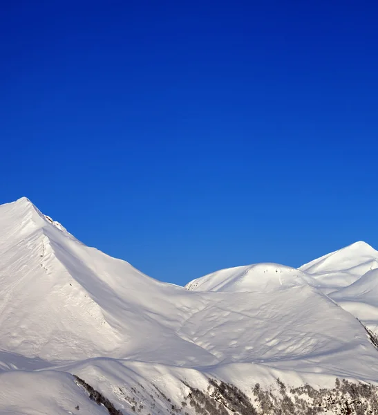 Karlı dağlar ve açık mavi gökyüzü güzel bir sabah — Stok fotoğraf