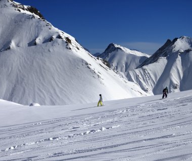 Snowboard yokuş aşağı üzerinde Bakırlı yamaç güneş gün kapalı