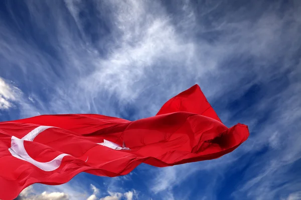 Ondeando la bandera de Turquía contra el cielo azul — Foto de Stock