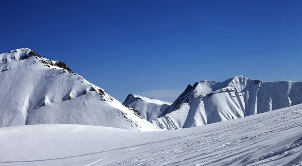 美好的一天滑雪坡的全景视图 — 图库照片