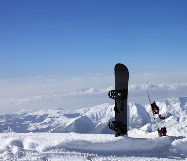 Deux planches à neige dans la neige près de pente hors piste dans la journée de soleil — Photo