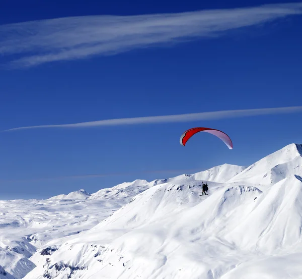 Cielo de deslizamiento en montañas cubiertas de nieve en el día de sol — Foto de Stock