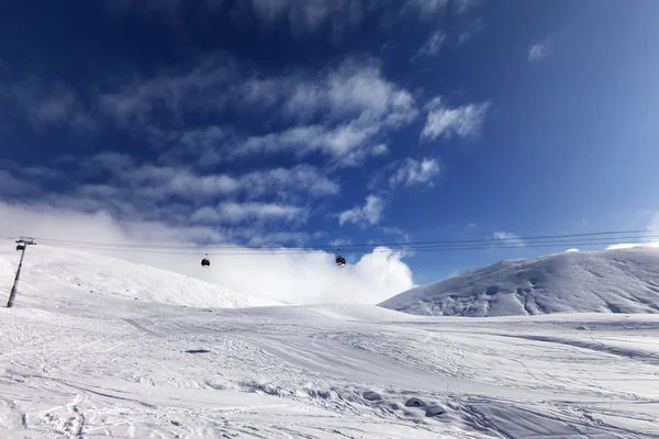 Gondola lift és a sípályák lejtőn a nap nap — Stock Fotó