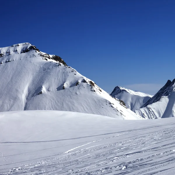 Piste de ski à la journée d'hiver ensoleillée agréable — Photo