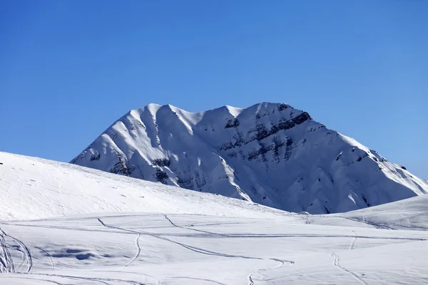 Pendiente fuera de pista en la mañana de sol — Foto de Stock