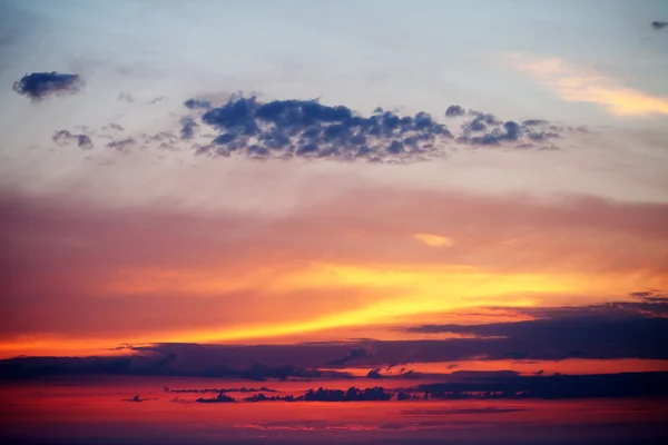 Cielo del atardecer sobre el lago — Foto de Stock