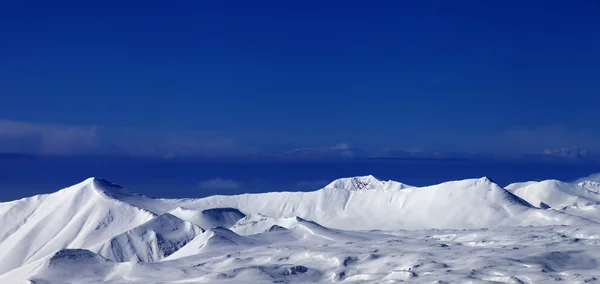 Panoramisch uitzicht op besneeuwde plateau — Stockfoto