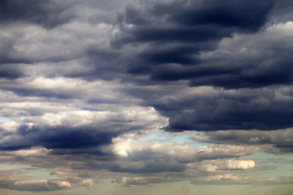 Cielo oscuro al atardecer con nubes —  Fotos de Stock