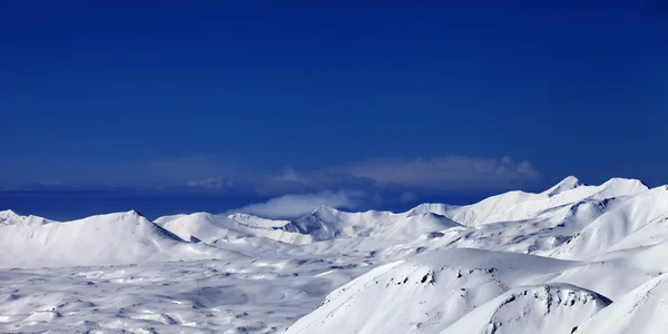 Panoramautsikt över snöig platå på trevlig dag — Stockfoto