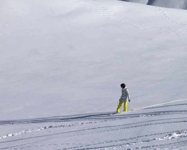 Snowboarder ladeira abaixo na fora da inclinação da pista com neve recém caída — Fotografia de Stock