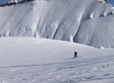 Bakırlı yamaç ile Yeni yağmış kar off üzerinde Snowboarder yokuş aşağı
