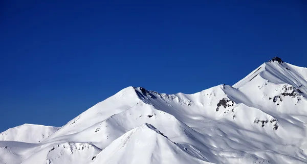 Panoramik karlı kış dağlar ve açık mavi gökyüzü s — Stok fotoğraf