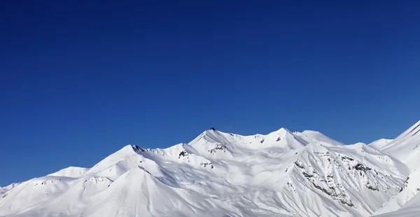 Panoramisch uitzicht op besneeuwde bergen op zon dag — Stockfoto