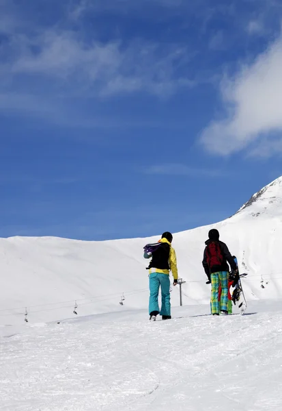 Snowboarders σε πλαγιά στο ωραία μέρα ήλιο — Φωτογραφία Αρχείου