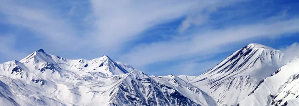 Panoramautsikt över vintern snöiga bergen i blåsig dag — Stockfoto