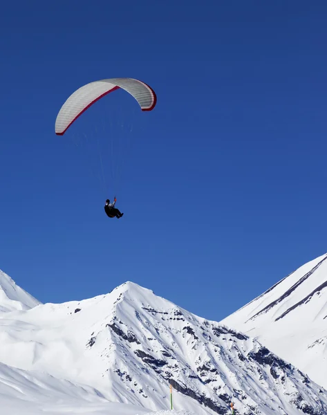 Paraglider in sunny snowy mountains at nice day — Stock Photo, Image