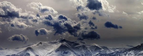 Panoramautsikt på kvällen berg och mulen himmel — Stockfoto