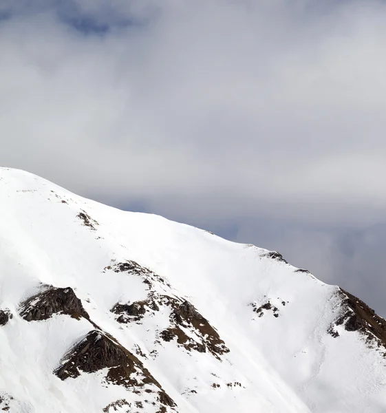 Montagne hivernale et ciel avec nuages à jour soleil — Photo