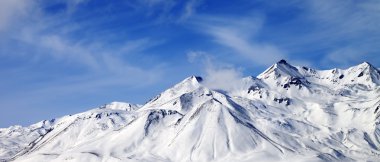 Rüzgarlı bir gün, kış karlı dağların panoramik