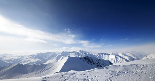 Vista panoramica sulle montagne nevose a bella giornata — Foto Stock
