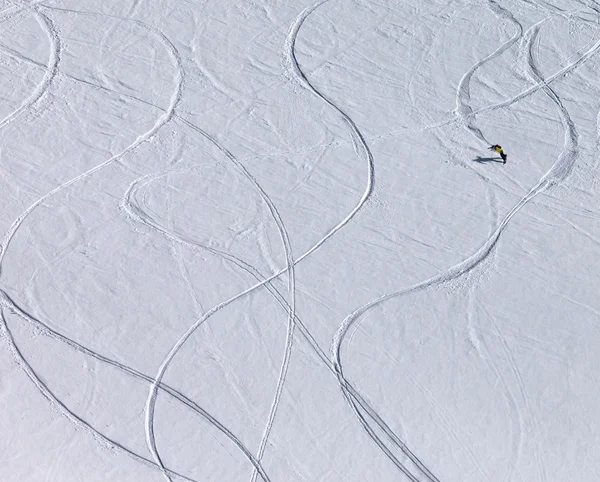 Snowboarder ladeira abaixo na fora da inclinação da pista — Fotografia de Stock