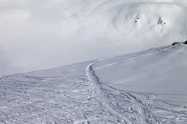 Pendiente fuera de pista con nieve virgen —  Fotos de Stock