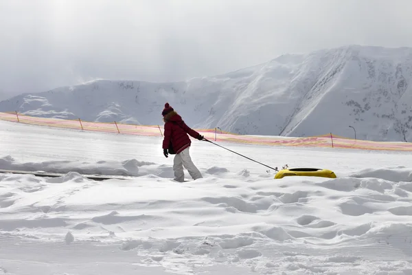 Menina com tubo de neve no dia de sol cinza — Fotografia de Stock