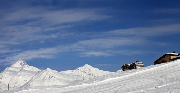 Panoramic view on ski slope and hotels in winter mountains — Stock Photo, Image