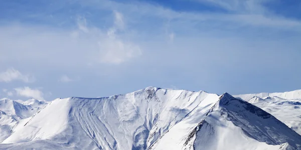 Panoramisch uitzicht op besneeuwde bergen met lawines — Stockfoto