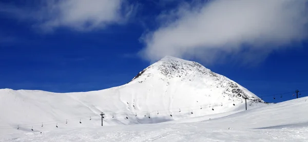 Panoramisch uitzicht op de skipiste op zon wind dag — Stockfoto