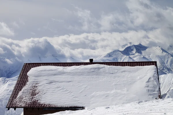 Techo cubierto de nieve y montaña en las nubes —  Fotos de Stock