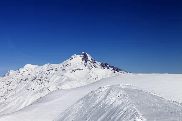 Vista del Monte Kazbek al giorno piacevole del sole — Foto Stock