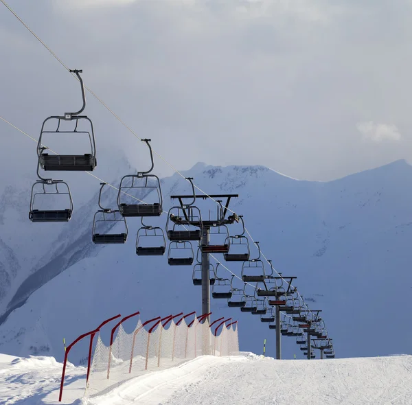 Sníh lyžařské sjezdovky a lanovky — Stock fotografie