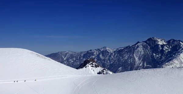 Los snowboarders mover en vereda a pendiente de la pista en el día del sol — Foto de Stock