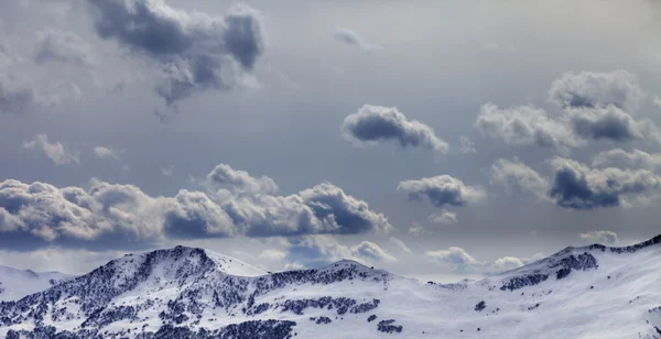 Vista panorámica de las montañas en la tarde y nublado cielo — Foto de Stock