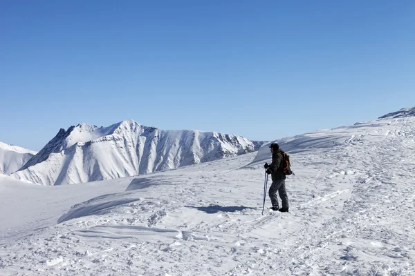 Лыжник на вершине лыжного склона приятно утром — стоковое фото