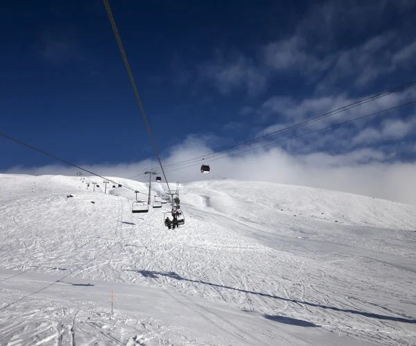 Gôndola e elevador de cadeira no resort de esqui em bom dia — Fotografia de Stock