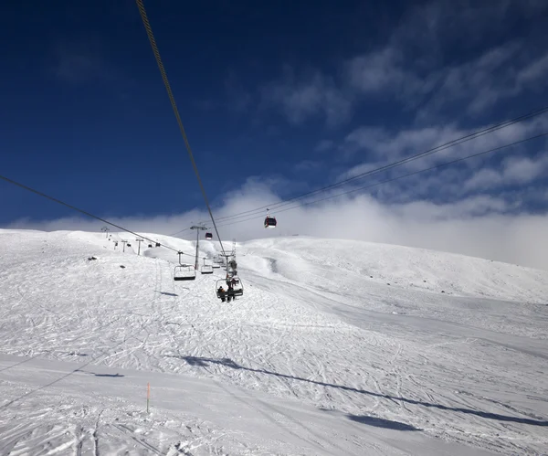 Gondel und Sessellift Ski Resort im schönen Tag — Stockfoto