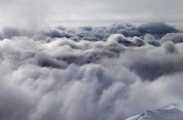 Parte superior de una pendiente fuera de pista antes de la tormenta —  Fotos de Stock