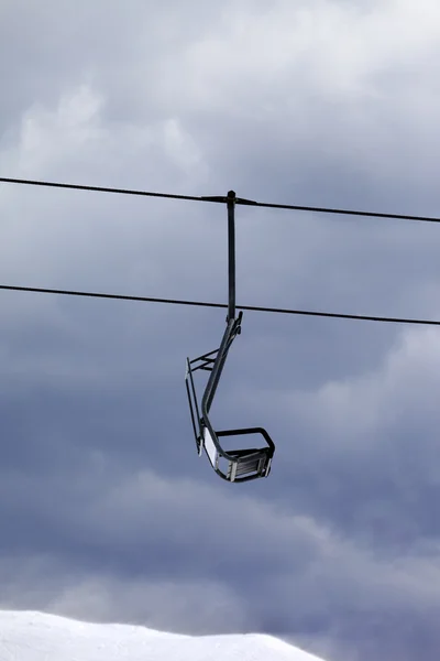 Elevador de cadeira em dia de vento cinzento — Fotografia de Stock