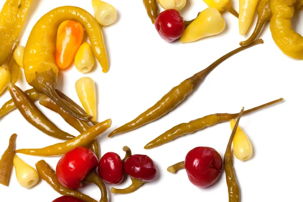 Mix de hot peppers marinados em fundo branco — Fotografia de Stock