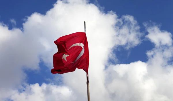 Turkish flag on flagpole waving in wind — Stock Photo, Image