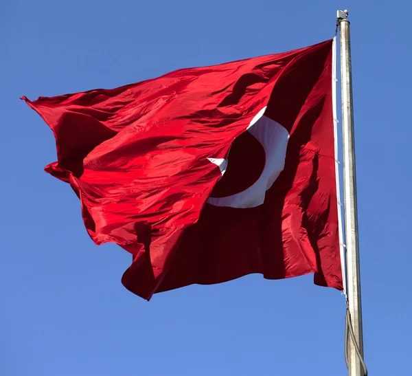 Türkische Flagge am Fahnenmast winken im wind — Stockfoto