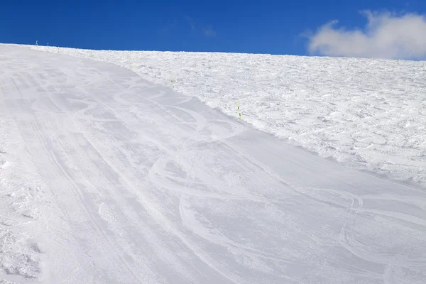 Empty ski slope at sun day — Stock Photo, Image