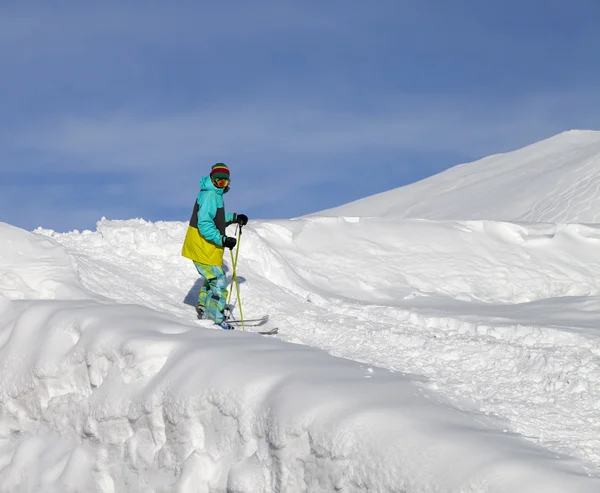 Лыжник на склоне внетрассового катания в день солнца — стоковое фото