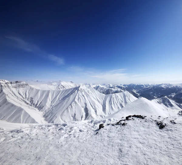 Munții înzăpeziți de iarnă și cerul albastru — Fotografie, imagine de stoc