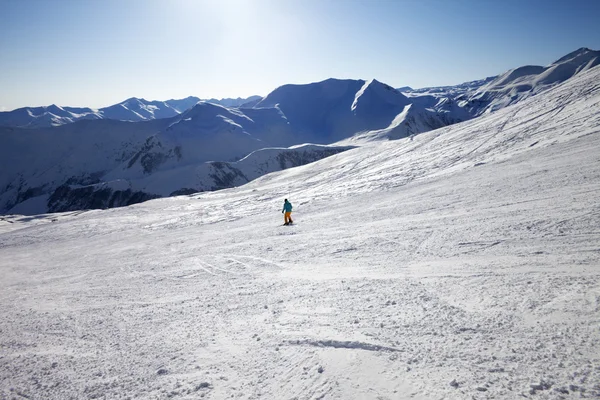 在太阳天的斜坡上滑雪 — 图库照片