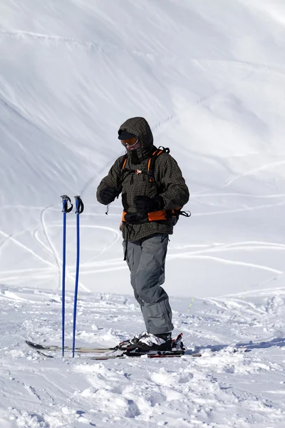 Esquiador sobre pista de esquí en buen día — Foto de Stock