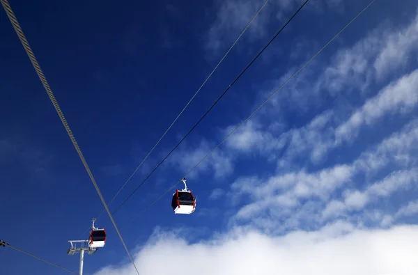 Gondol lyfter på ski resort och blå himmel med moln i trevlig dag — Stockfoto